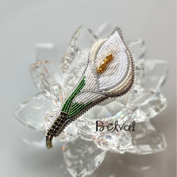 ビーズ刺繍のブローチ -カラー 花 calla lily - ブローチ Belva! 通販