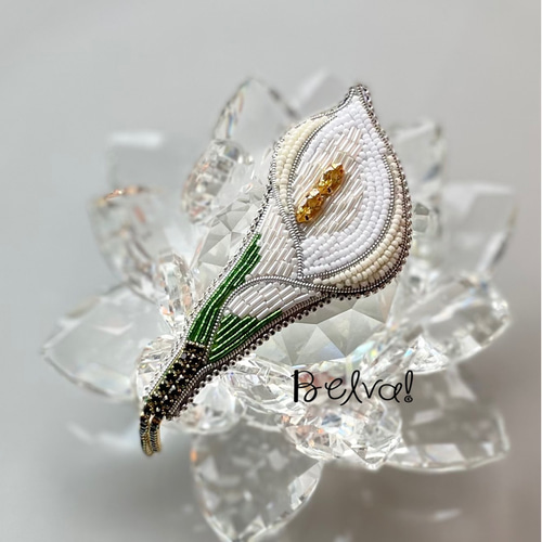 ◇yuuiti様◇Kameria 【white】 ビーズ刺繍ブローチ 鬱陶しく