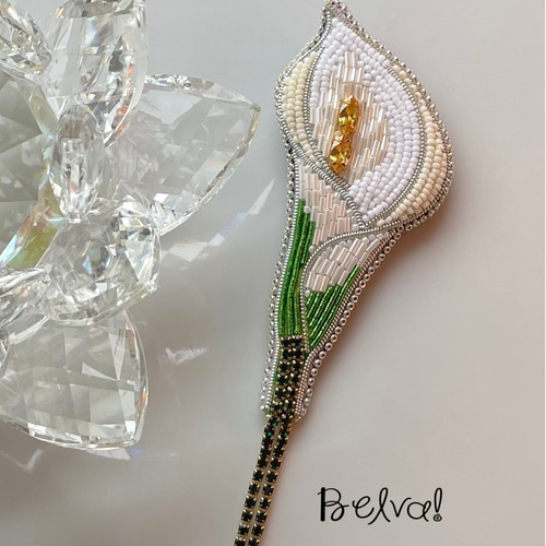 ビーズ刺繍のブローチ -カラー 花 calla lily - ブローチ Belva