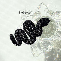 ビーズ刺繍のブローチ　-黒蛇　black snake- 1枚目の画像