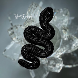 ビーズ刺繍のブローチ　-黒蛇　black snake- 2枚目の画像