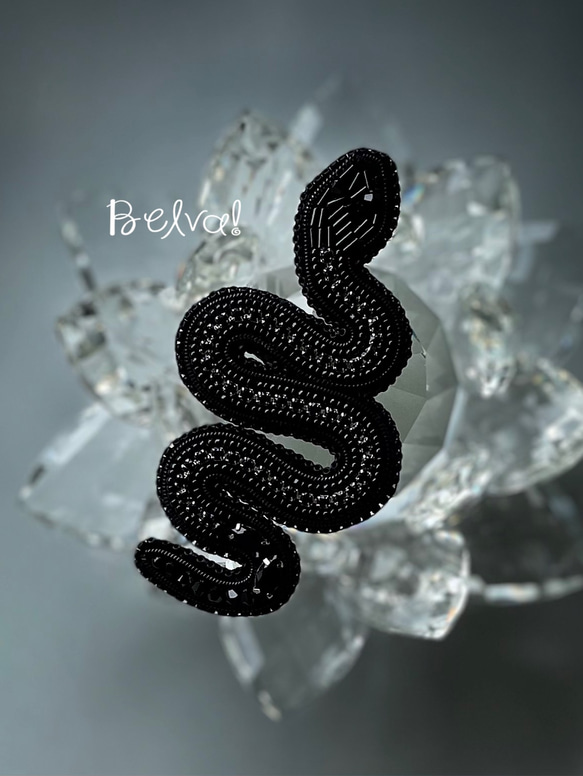 ビーズ刺繍のブローチ　-黒蛇　black snake- 2枚目の画像