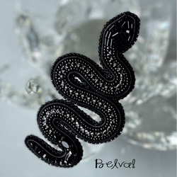 ビーズ刺繍のブローチ　-黒蛇　black snake- 3枚目の画像