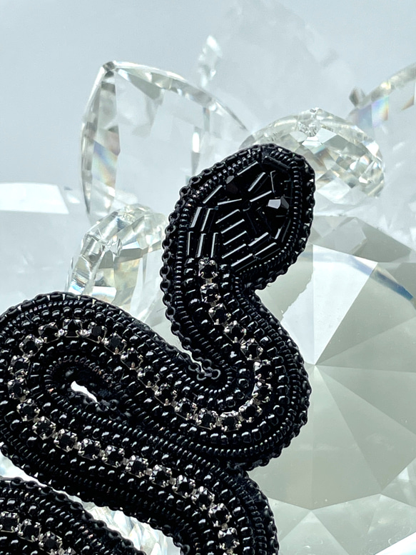 ビーズ刺繍のブローチ　-黒蛇　black snake- 4枚目の画像
