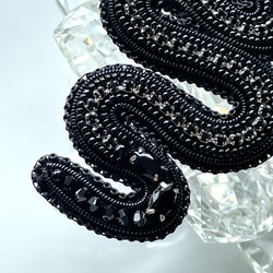 ビーズ刺繍のブローチ　-黒蛇　black snake- 5枚目の画像