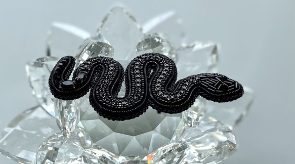 ビーズ刺繍のブローチ　-黒蛇　black snake- 6枚目の画像