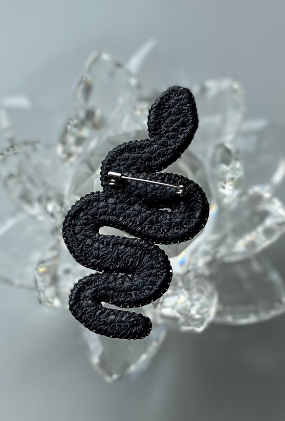ビーズ刺繍のブローチ　-黒蛇　black snake- 7枚目の画像