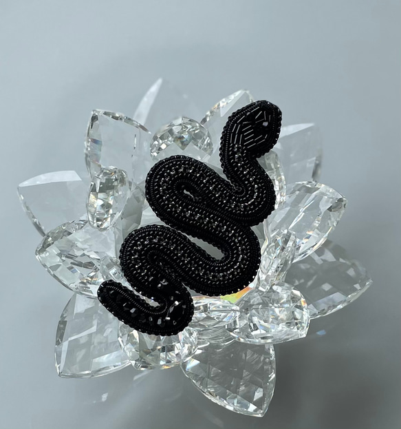 ビーズ刺繍のブローチ　-黒蛇　black snake- 8枚目の画像