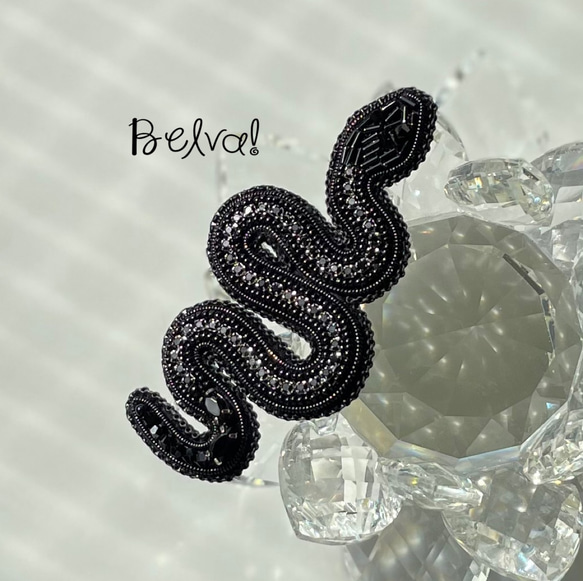 ビーズ刺繍のブローチ　-黒蛇　black snake- 9枚目の画像