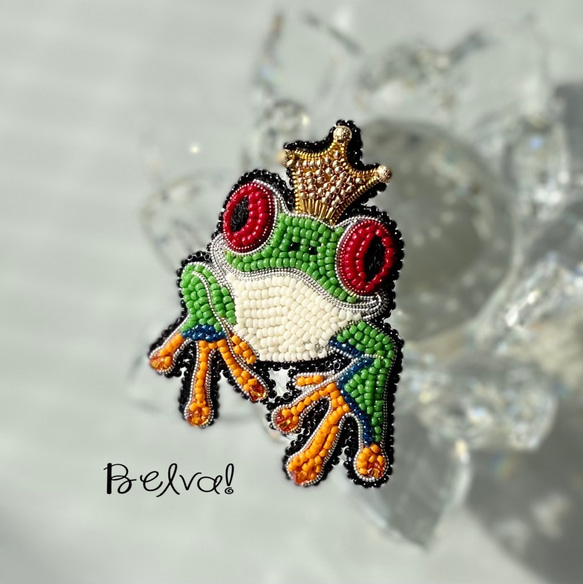 ビーズ刺繍のブローチ　-カエルの王様- 2枚目の画像