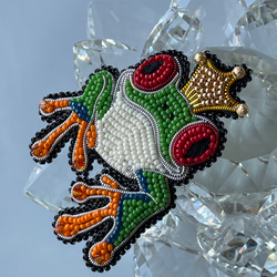 ビーズ刺繍のブローチ　-カエルの王様- 3枚目の画像