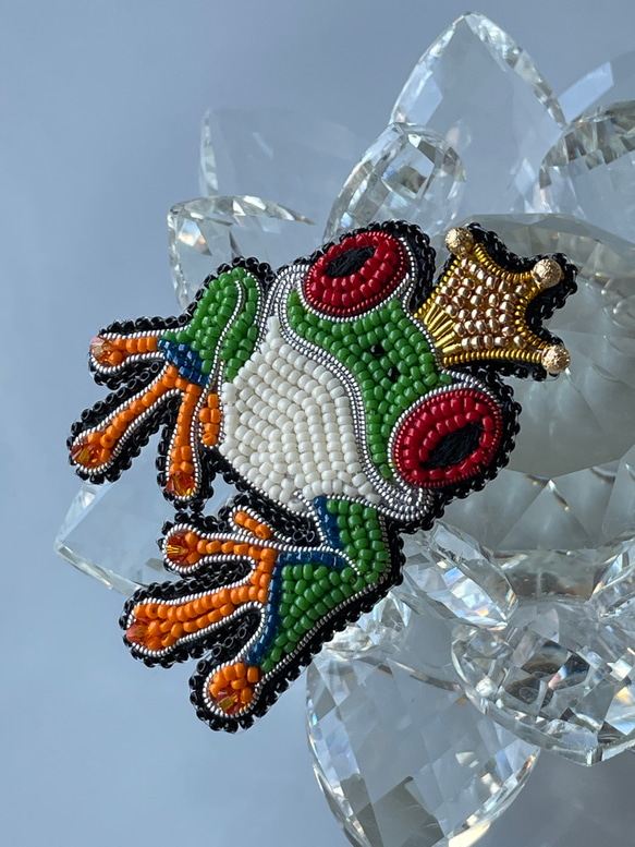 ビーズ刺繍のブローチ　-カエルの王様- 3枚目の画像