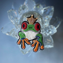 ビーズ刺繍のブローチ　-カエルの王様- 4枚目の画像