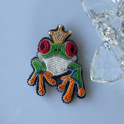 ビーズ刺繍のブローチ　-カエルの王様- 5枚目の画像