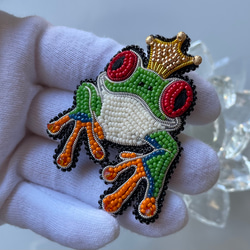 ビーズ刺繍のブローチ　-カエルの王様- 6枚目の画像