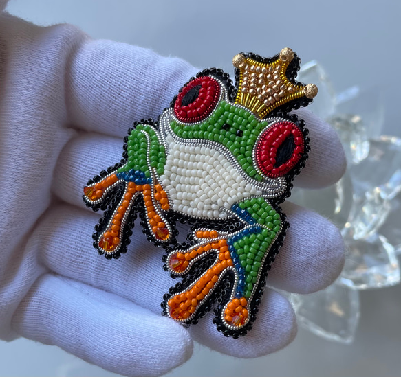ビーズ刺繍のブローチ　-カエルの王様- 6枚目の画像
