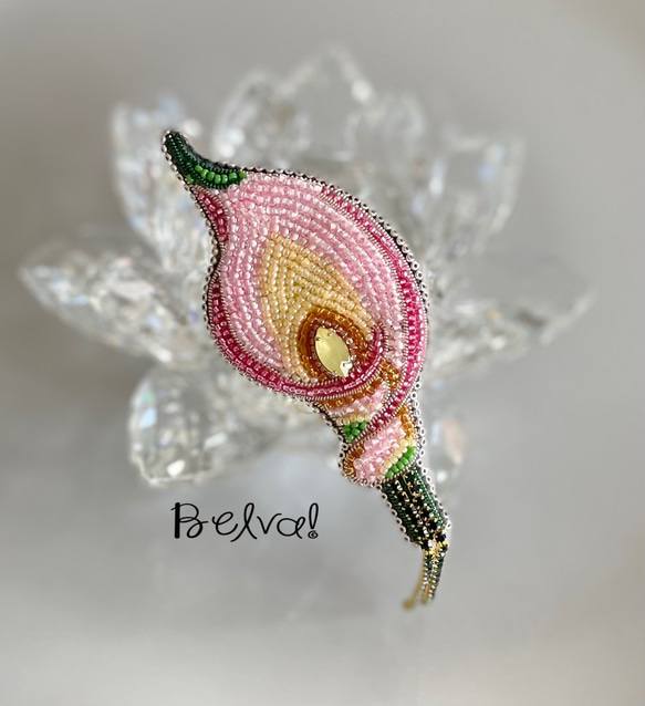 ビーズ刺繍のブローチ　-カラー　花 calla lily - 1枚目の画像