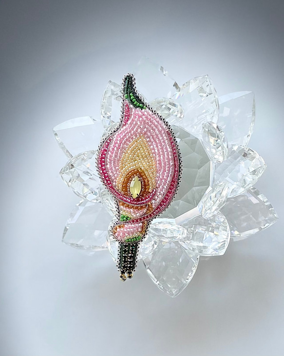 ビーズ刺繍のブローチ　-カラー　花 calla lily - 6枚目の画像