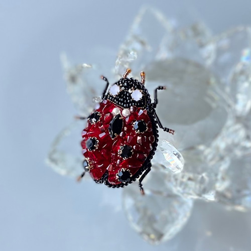 ビーズ刺繍のブローチ -キラキラてんとう虫- lady bug ブローチ