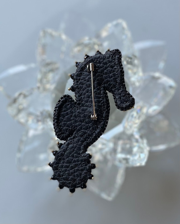ビーズ刺繍のブローチ　-タツノオトシゴ　seahorse- 6枚目の画像