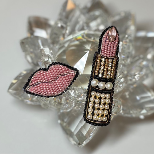 ビーズ刺繍のブローチセット -口紅&唇- ブローチ Belva! 通販