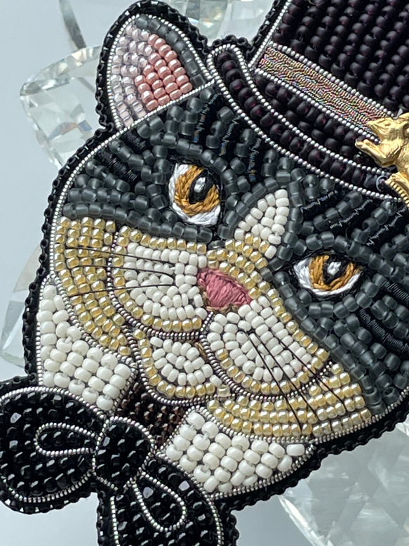 ビーズ刺繍のブローチ兼キーホルダー　-紳士的なネコ- 3枚目の画像
