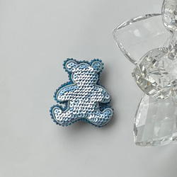 ビーズ刺繍のブローチ　-ミニクマ(ライトブルー)- 3枚目の画像