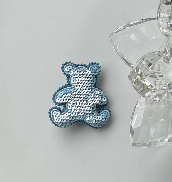 ビーズ刺繍のブローチ　-ミニクマ(ライトブルー)- 3枚目の画像