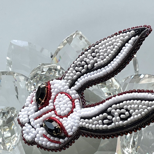 うさこ ビーズ 刺繍ブローチ ハンドメイドアクセサリー ビーズ刺繍のブローチ☆うさぎ | iichi 日々の暮らしを心地よく