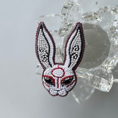 ビーズ刺繍のブローチ -ウサギのマスク- ブローチ Belva! 通販