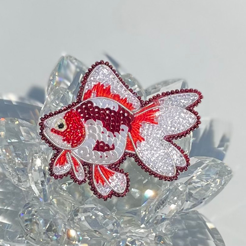 ビーズ刺繍ブローチ -金魚- ブローチ Belva! 通販 12245737