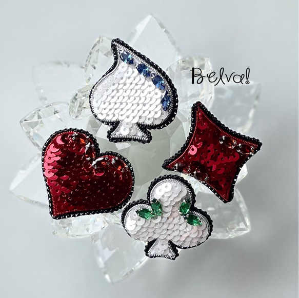 ビーズ刺繍のブローチセット　-トランプマーク　ハート/スペード/ダイヤ/クローバー- 1枚目の画像