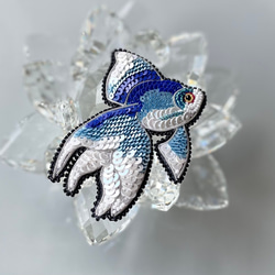 ビーズ刺繍ブローチ　-金魚　(ブルー)- 2枚目の画像