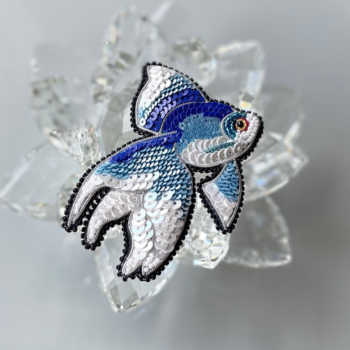ビーズ刺繍ブローチ -金魚 (ブルー)- ブローチ Belva! 通販
