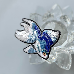 ビーズ刺繍ブローチ　-金魚　(ブルー)- 3枚目の画像