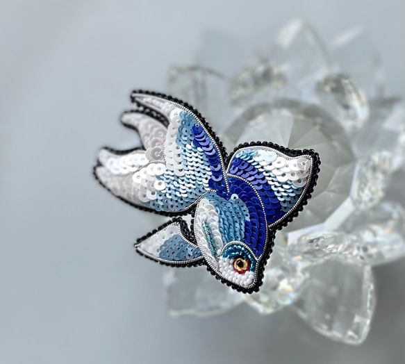 ビーズ刺繍ブローチ　-金魚　(ブルー)- 3枚目の画像