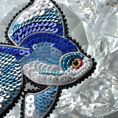 ビーズ刺繍ブローチ -金魚 (ブルー)- ブローチ Belva! 通販