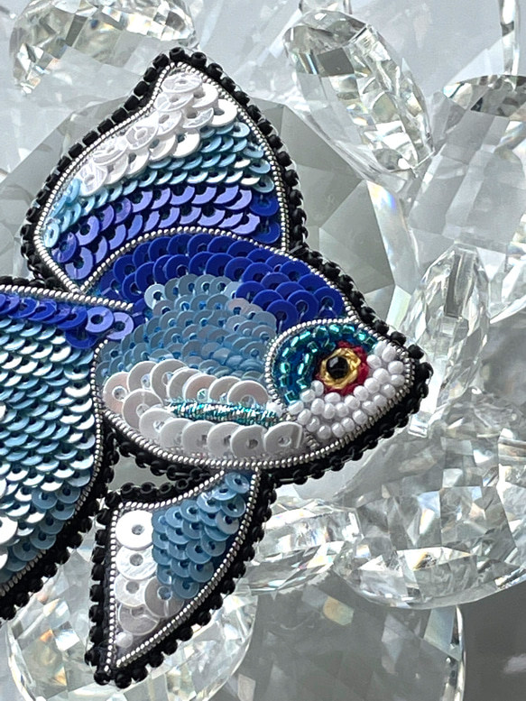 ビーズ刺繍ブローチ　-金魚　(ブルー)- 4枚目の画像
