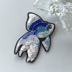 ビーズ刺繍ブローチ　-金魚　(ブルー)- 6枚目の画像
