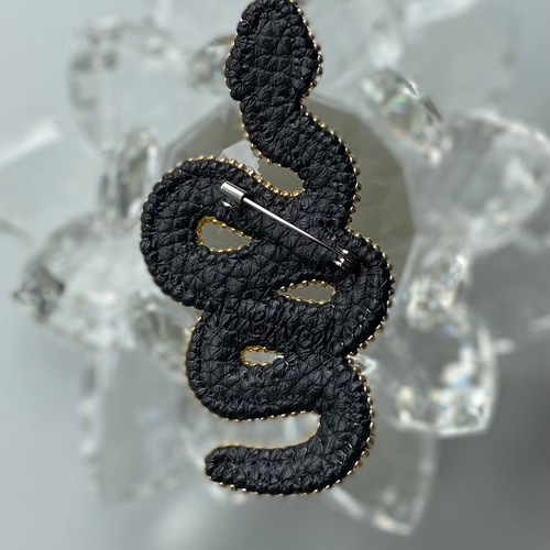 ビーズ刺繍のブローチ -金蛇 gold snake- ブローチ Belva! 通販｜Creema(クリーマ) 12661608