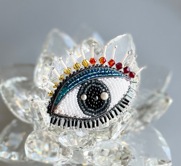 ビーズ刺繍ブローチ　-目　eye- 2枚目の画像