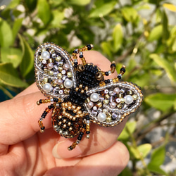 ビーズ刺繍:ハチのブローチ ブローチ Belva! 通販 5428682