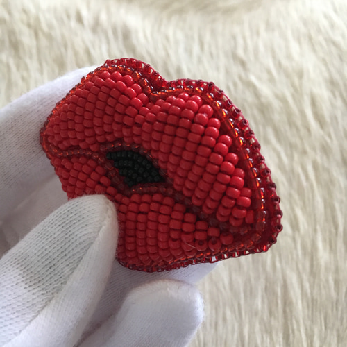 ビーズ刺繍:唇のブローチ-kiss- ブローチ Belva! 通販｜Creema(クリーマ)