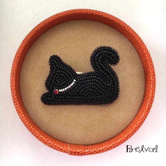 ビーズ刺繍のブローチ-黒猫-black cat 2枚目の画像