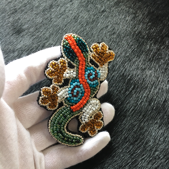 ビーズ刺繍のブローチ-カラフルヤモリ- 4枚目の画像