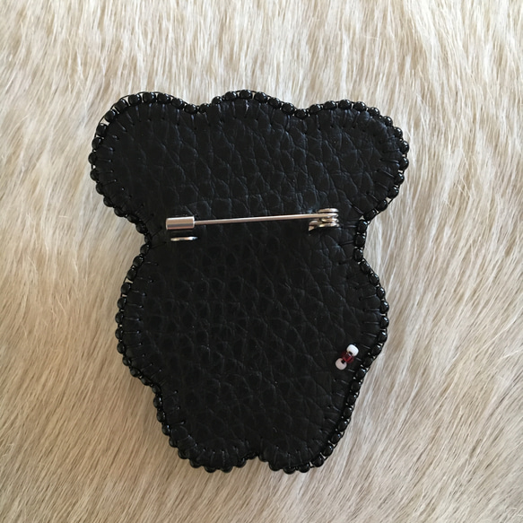 ビーズ刺繍のブローチ-ゴージャス黒くまさん- 2枚目の画像