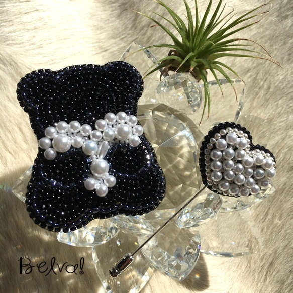 ビーズ刺繍のブローチ-ハートをギュッと抱きしめた黒クマさん&ハートのハットピン-bear and heart 4枚目の画像