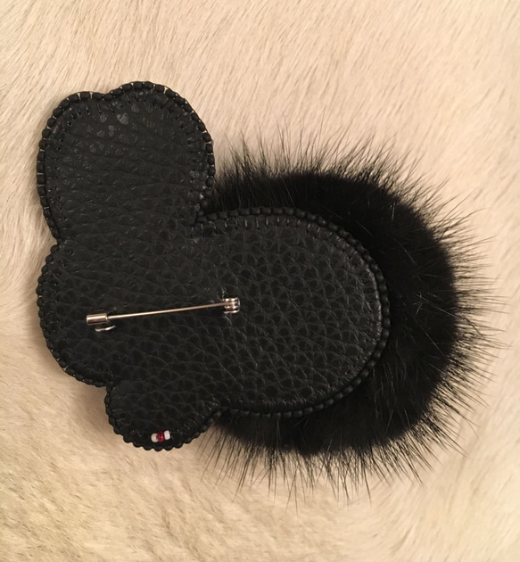 ビーズ刺繍 -黒うさぎ- 3枚目の画像