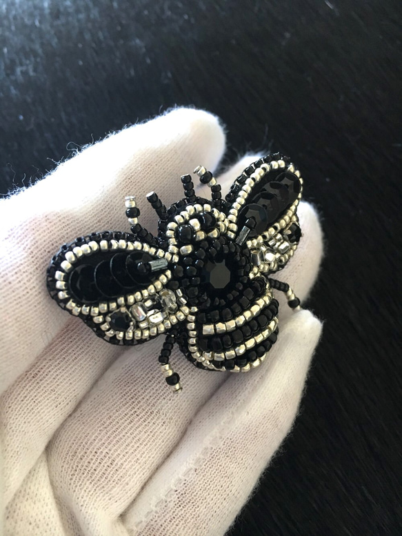 ビーズ刺繍 -ハチのブローチ(ブラック)-bee 1枚目の画像