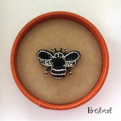 ビーズ刺繍 -ハチのブローチ(ブラック)-bee 3枚目の画像